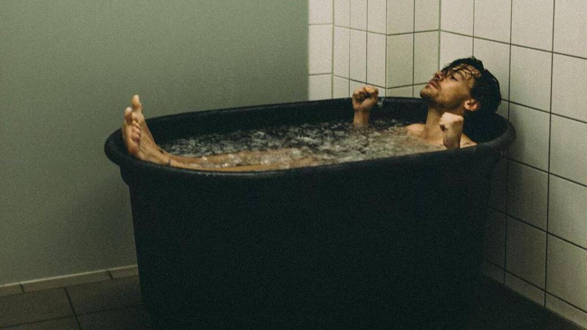 harry styles taking ice bath